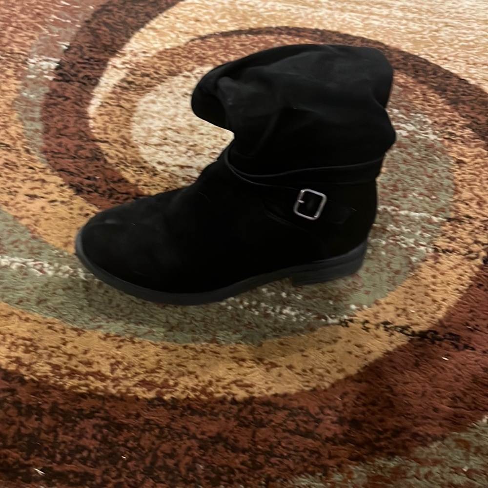 Really cute black boots Been worn like twice